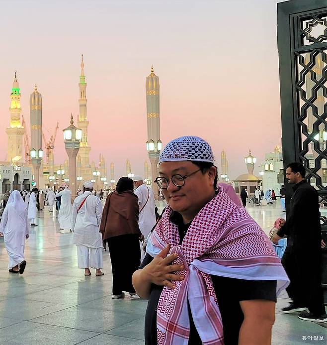 이슬람식 모자를 착용한 전승훈 기자