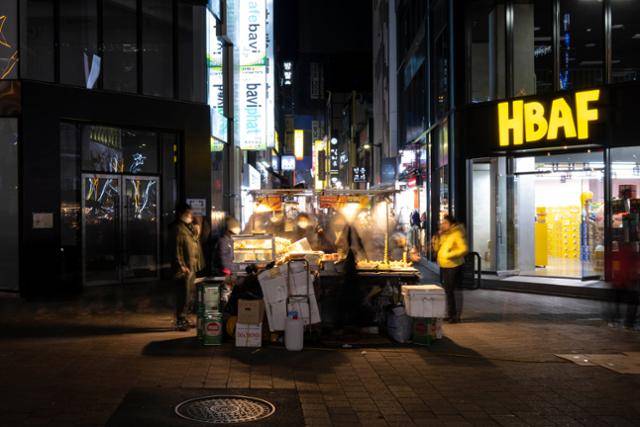 3일 오후 서울 중구 명동길의 한 먹거리 노점이 지나는 관광객과 시민의 발을 붙들어 두고 있다.