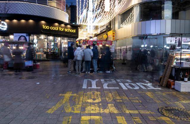 3일 오후 서울 중구 명동길의 먹거리 노점들 주위로 음식을 주문하는 고객들이 몰려 있다.