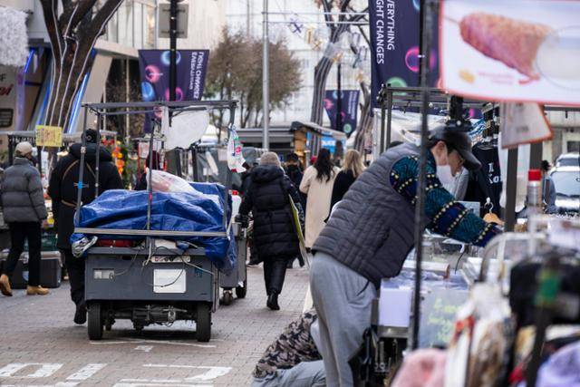4일 오후 3시 30분쯤 서울 중구 명동길의 노점상들이 개점 준비를 하고 있다.