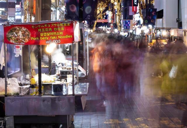 가장 많은 노점상들이 장사 중인 것으로 파악되는 서울 중구에만 허가 노점상 925곳, 무허가 노점상이 최소 418곳에 달한다. 일부 지자체는 정확한 실태 파악이 불가능한 이동식 점포, 일명 '뜨내기' 노점까지 합하면 실제 노점상의 수는 통계의 2배에 달할 것으로 내다보기도 한다.