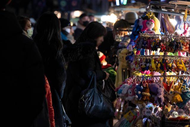 판매 품목이 먹거리가 아니라면 식품위생법으로부터는 자유롭다. 3일 서울 중구 명동을 찾은 관광객들이 인형 노점 매대를 살펴보고 있다.