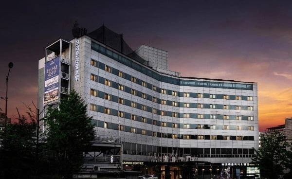 코로나19로 어려움을 겪은 전국의 유명 호텔들이 주상복합 등 주거시설로 속속 변신하고 있다. 현대건설 등이 주상복합으로 개발할 예정인 서울 이태원 크라운호텔. /한경DB