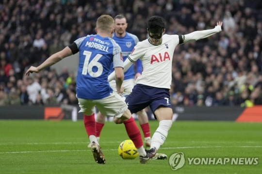 손흥민이 포츠머스 골문을 향해 슛을 날리고 있다. [사진=AP/연합뉴스]