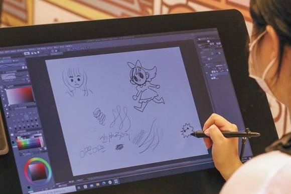 지난해 7월7일 서울 강남구 코엑스에서 열린 서울일러스트레이션페어 vol.13을 찾은 관람객이 타블렛을 체험하고 있다. /사진=뉴시스