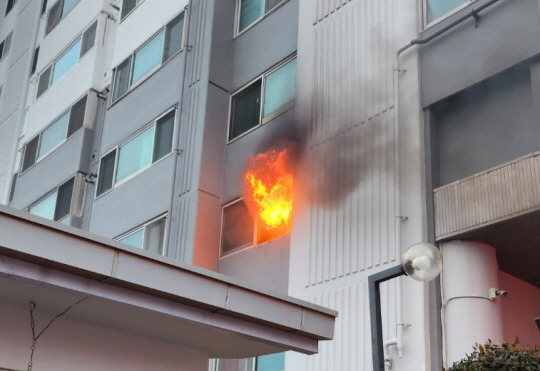 7일 오전 울산시 북구 한 아파트에서 화재가 발생해 창문 밖으로 불이 치솟고 있다.연합뉴스