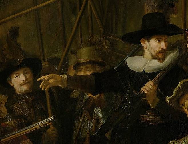 렘브란트, 야경(프란스 바닝 코크 대장의 민병대 단체 초상화·일부 확대), 한 인물의 얼굴이 팔에 가려져 있다.