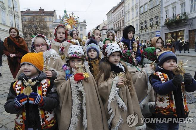 '평화 기원'…성탄절 캐럴 부르는 우크라이나 르비우 어린이들