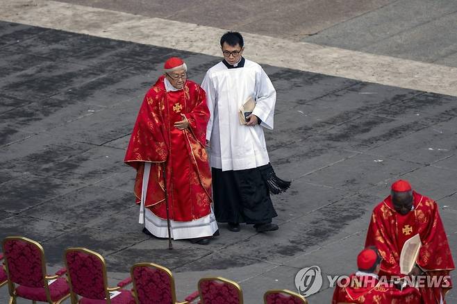지난 5일 베네딕토 16세 전 교황 장례 미사에 참석한 조지프 쩐 추기경 [AP=연합뉴스 자료사진. 재판매 및 DB 금지]