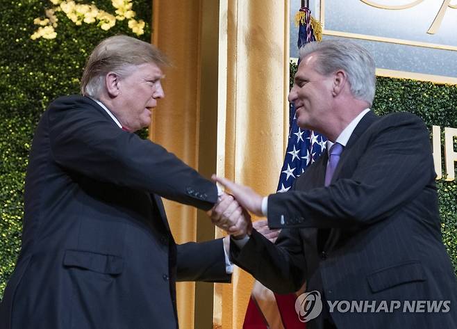 도널드 트럼프 전 대통령(왼쪽)과 케빈 매카시 신임 하원의장 [EPA 연합뉴스 자료사진. 재판매 및 DB 금지]