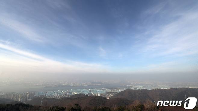 울산과 부산에 초미세먼지 비상저감조치가 시행된 6일 울산 북구 염포산전망대에서 바라본 도심 위로 짙은 미세먼지 띠가 보이고 있다. 2023.1.6/뉴스1 ⓒ News1 윤일지 기자