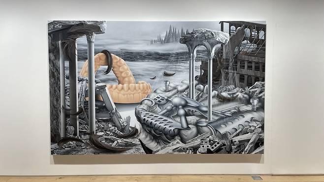 한선우 作,  오래된 땅 (Land of Hollow), 2022Acrylic and charcoal on canvas318 x 198 cm. 김일창 기자