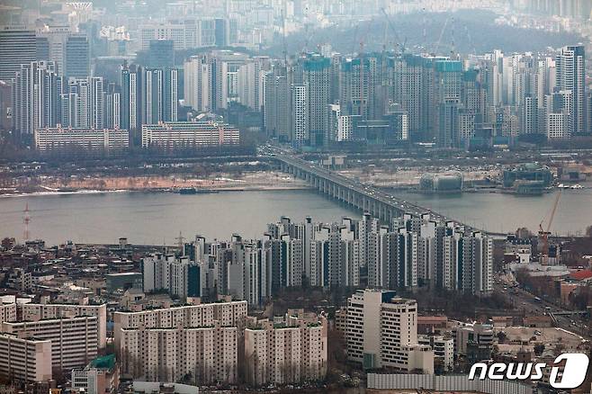 서울 중구 남산에서 바라본 도심의 아파트 단지. 2023.1.5/뉴스1 ⓒ News1 이승배 기자