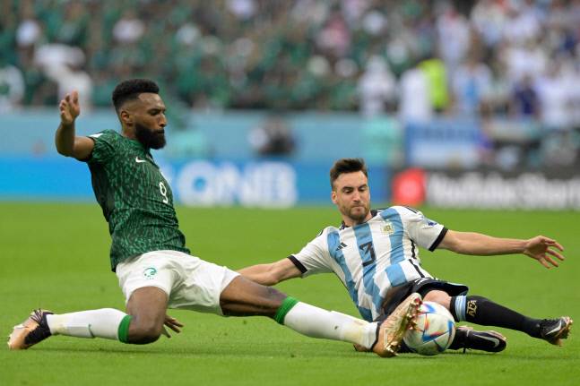 아르헨티나 수비수 니콜라스 타글리아피코가 지난해 11월23일 카타르 도하에서 열린 사우디아라비아와 2022 카타르 월드컵 조별리그 C조 1차전에서 상대 공격수 피라스 알-부라이칸과 볼 다툼하고 있다. 도하 | AFP연합뉴스