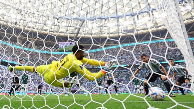 타글리아피코가 지난해 사우디와 월드컵 조별리그 경기 중 슛을 시도했다가 상대 수문장 모하메드 알 오와이스 선방에 막히고 있다. 로이터연합뉴스