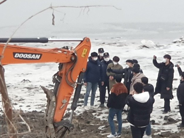 검찰이 6일 경기 파주시 공릉천변 일대에서 택시기사와 동거 여성을 살해한 혐의로 구속된 이기영(31)을 대동해 시신을 유기했다고 지목한 장소에 대한 현장검증을 진행하고 있다. 뉴스1 ⓒ News1