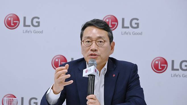 LG전자 CEO 조주완 사장이 지난 6일(현지시간) 미국 라스베이거스에서 열린 세계 최대 가전·정보기술(IT) 전시회 CES 2023에서 기자간담회를 열고 LG전자의 미래 비전과 사업 경쟁력 강화 전략을 밝히고 있다. LG전자 제공