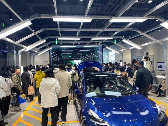 지난 6일 테슬라를 구입한 차주들이 중국 청두에서 회사의 가격 인하에 항의하고 있다. 로이터=연합뉴스