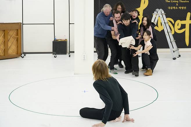 실험극으로 20세기 연극사에 큰 영향을 미친 미국 극단 리빙시어터와 한국의 극공작소 마방진 배우들이 6일 오전 서울 영등포구의 한 연습실에서 연극 <로제타>의 한 장면을 시연하고 있다. 옐로우밤 제공