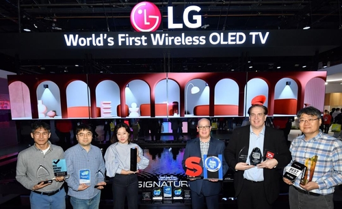 ‘LG 시그니처 올레드 M’이 CES 2023의 공식 어워드에서 최고 제품으로 선정됐다. LG전자의 다른 혁신 제품들도 총 166개의 어워드를 받으며 뛰어난 기술력을 인정받았다.      LG전자 제공