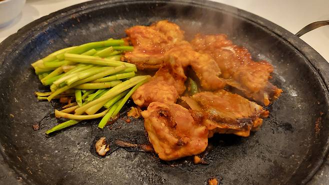 Bokbulgogi, pan-fried marinated blowfish (Kim Hae-yeon/The Korea Herald)