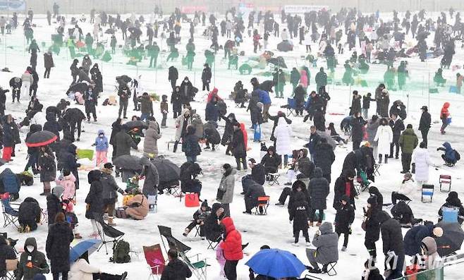 7일, 화천 산천어 축제가 코로나 감염병과 이상기후로 중단된 이후 3년 만에 재개되자 많은 관광객들이 축제장을 찾아 산천어를 낚으며 가족, 연인, 친구들과 즐거운 추억을 만들고 있다.