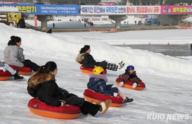 눈썰매타는 아이들