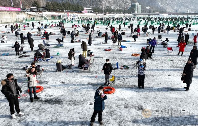 8일 강원도 화천군에서 개막 이틀째를 맞은 '2023 얼음나라 화천산천어축제'(산천어축제)가 산천어 낚시를 즐기는 관광객들이 드론을 향해 손을 흔들고 있다.