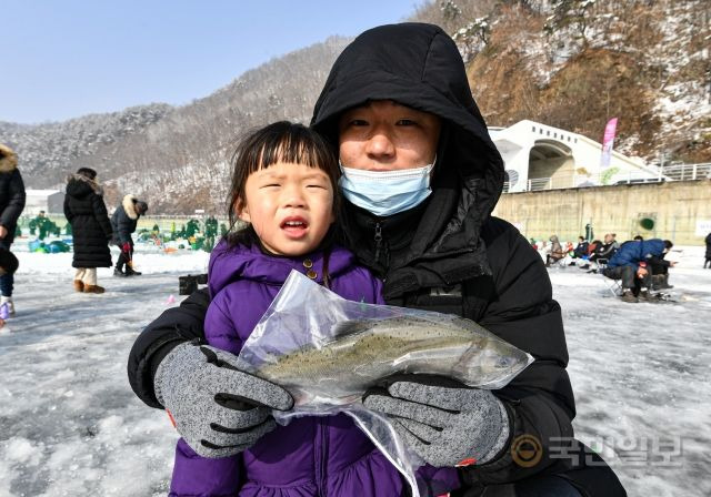 8일 강원도 화천군에서 개막 이틀째를 맞은 '2023 얼음나라 화천산천어축제'(산천어축제)에서 관광객들이 산천어 낚시를 즐기고 있다.