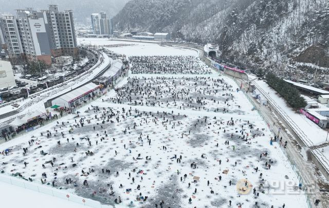 8일 강원도 화천군에서 개막 이틀째를 맞은 '2023 얼음나라 화천산천어축제'(산천어축제)가 산천어 낚시를 즐기는 관광객들로 북적이고 있다.