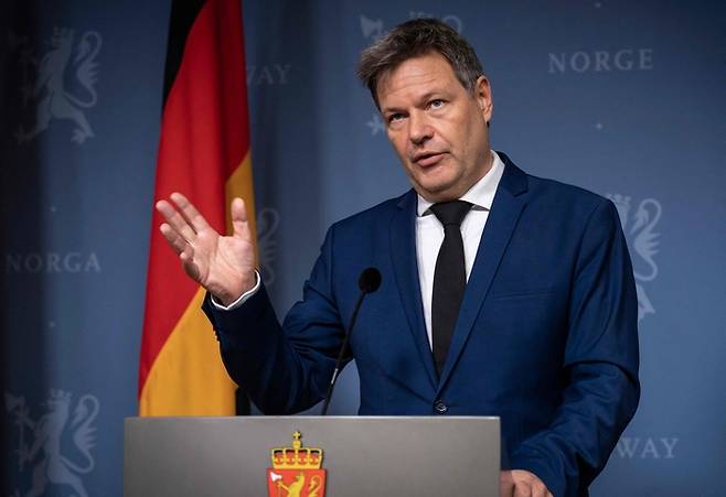 로베르트 하베크 독일 부총리 겸 경제기후보호부 장관과 요나스 가르 스퇴르 노르웨이 총리가 5일(현지시간) 노르웨이 오슬로에서 회담을 연 뒤 공동 기자회견을 하고 있다. 하베크 부총리는 이날 가스를 무기 삼아 유럽을 굴복시키려 한 블라디미르 푸틴 러시아 대통령의 협박이 실패로 돌아갔다고 밝혔다. <사진제공=연합뉴스>