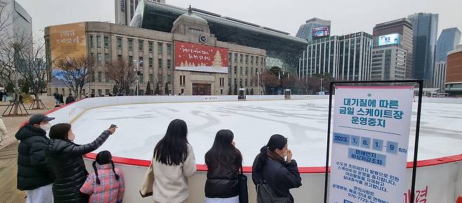 문 닫은 시청 앞 스케이트장 서울 전역에 '미세먼지 비상저감조치'가 발령된 8일 서울 중구 서울광장 스케이트장에 운영 중단 안내문이 붙어 있다. 지난 6일 오후 6시 30분부터 운영이 중단된 서울광장 스케이트장은 미세먼지 비상저감조치가 주말 내내 이어지면서 8일 오후까지 문을 열지 못했다.  <이승환 기자>