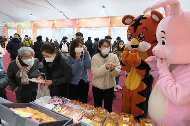 [영동=뉴시스] 안성수 기자 = 8일 충북 영동군 영동체육관에서 2023 영동 곶감 축제를 찾은 방문객들이 영동 곶감을 맛보고 있다. (사진=영동군 제공) 2022.1.8. photo@newsis.com *재판매 및 DB 금지