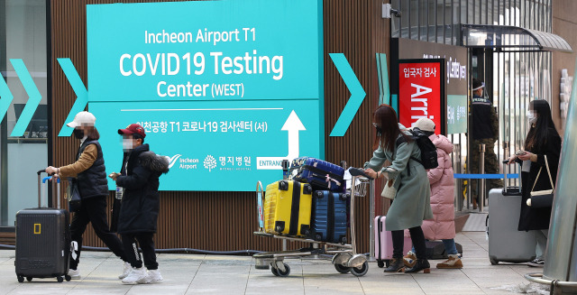 중국이 코로나19 방역 차원에서 실시해온 입국자 격리가 전면 폐지된 8일 오후 인천국제공항 제1여객터미널 코로나 검사센터에서 검사를 마친 중국발 입국자들이 대기 장소로 이동하고 있다.연합뉴스