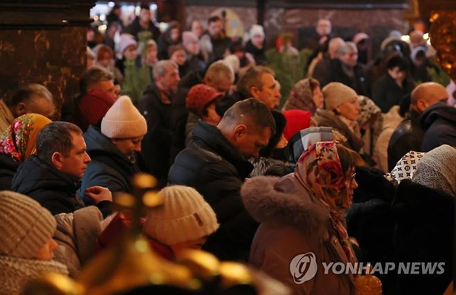 엄숙한 성탄절 (키이우[우크라이나]=연합뉴스) 류영석 기자 = 7일(현지시간) 정교회 성탄절을 맞은 우크라이나 수도 키이우 성 볼로디미르 성당에서 시민들이 예배를 하고 있다. 2023.1.8 ondol@yna.co.kr