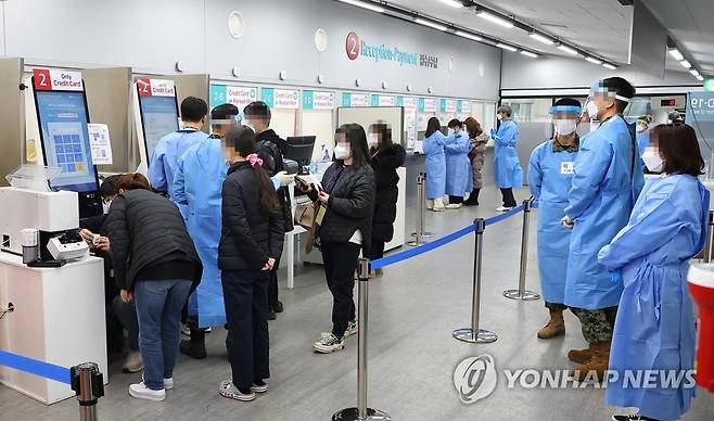 중국발 입국자 코로나19 음성확인서 제출 의무화 시행, 검사 접수하는 입국자들 (영종도=연합뉴스) 김도훈 기자 = 중국발 한국행 항공기에 탑승하는 모든 내·외국인의 코로나19 음성확인서 제출 의무화 첫날인 5일 오전 인천국제공항 제1여객터미널 코로나19 검사센터에서 입국자들이 검사를 접수하고 있다. 2023.1.5 superdoo82@yna.co.kr