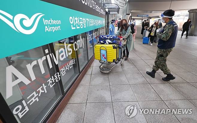 PCR 검사센터 향하는 입국자들 (영종도=연합뉴스) 김도훈 기자 = 8일 오후 인천국제공항 제1여객티미널을 통해 입국한 중국발 입국자들이 검역지원단의 안내를 받아 PCR 검사센터로 향하고 있다. 2023.1.8 superdoo82@yna.co.kr