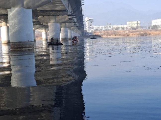 소방대원들이 실종된 경산시청 소속 공무원을 찾기 위해 8일 경북 칠곡군 남구미대교 아래에서 수색작업을 벌이고 있다. (사진=경북소방본부)
