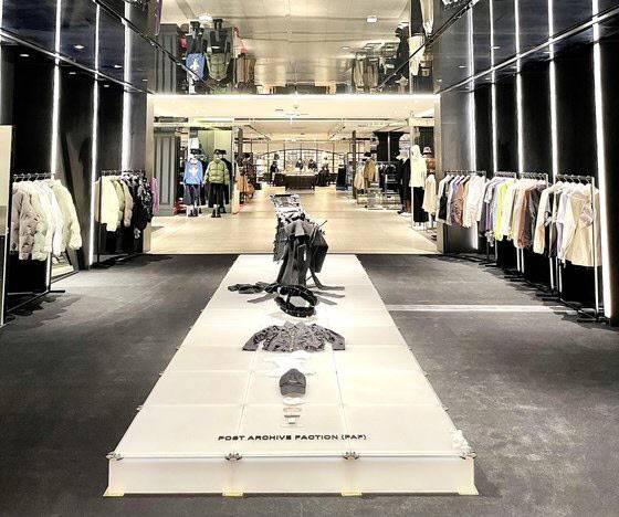 강남점 6층 브릿지 포스트 아카이브 팩션 팝업 전경.(사진=신세계백화점)