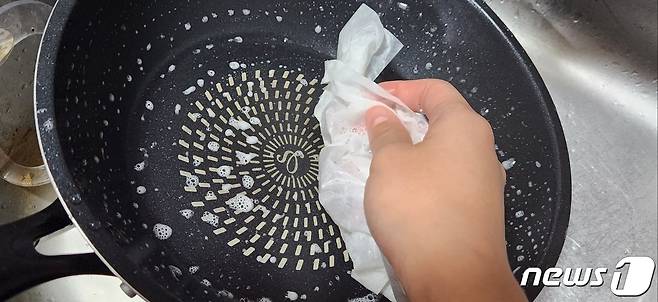 크린랲 종이 수세미로 프라이팬을 닦는 모습. 기름때도 깨끗하게 지워진다. ⓒ 뉴스1 김예원 기자