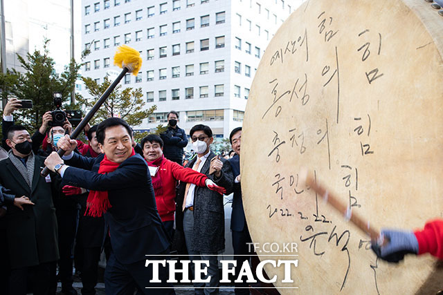 국민의힘 당권주자인 김기현 의원이 9일 오후 서울 여의도 대산빌딩 앞에서 '이기는 캠프' 개소식을 앞두고 윤석열 대통령이 선거운동 당시 사용했던 대북을 치고 있다. /남윤호 기자