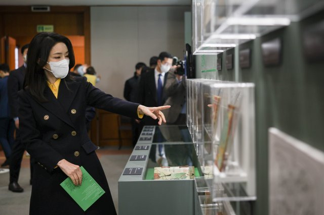 윤석열 대통령 부인 김건희 여사가 9일 서울 종로구 청와대에서 문학 특별전시 ‘이상, 염상섭, 현진건, 윤동주 청와대를 거닐다’를 관람하고 있다. 2023.1.9. 대통령실 제공