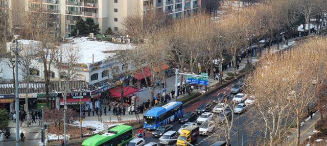 새해를 하루 앞둔 31일 오후 서울 노원구 한 복권판매점 앞에서 시민들이 로또 구매를 위해 대기하고 있다. 연합뉴스