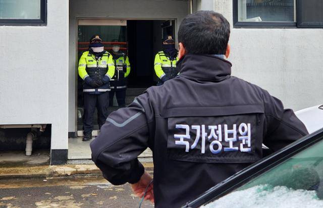 국가정보원 요원들이 지난달 19일 진보당 간부 A씨의 제주시 노형동 자택을 압수수색하고 있다. 제주=뉴스1
