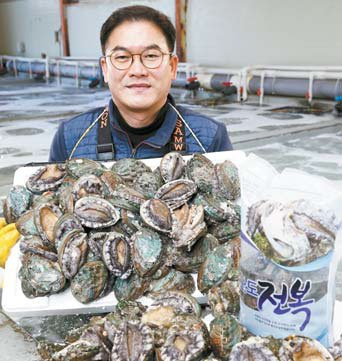 완도으뜸전복 최기철 사장이 싱싱한 완도산 전복을 선보이고 있다. [사진완도으뜸전복]