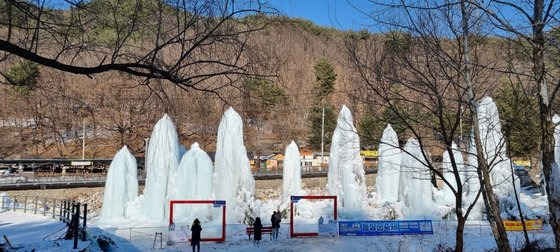 백운계곡을 배경으로 서 있는 갖가지 모양의 얼음기둥은 동장군축제 인증샷을 찍기에 제격이다. 포천 백운계곡 동장군축제 제공