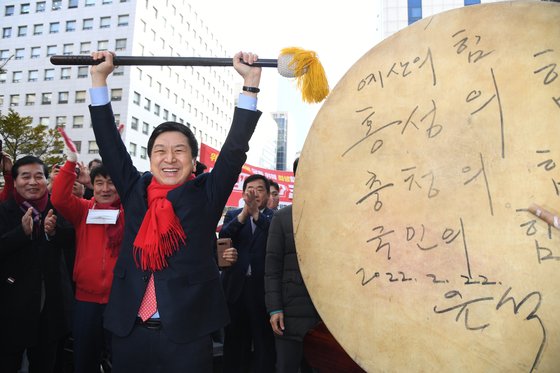 국민의힘 당권주자인 김기현 의원이 9일 서울 여의도 자신의 '이기는 캠프' 개소식에서 대북을 친 후 지지자들의 환호에 화답하고 있다. 뉴스1