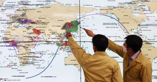 미국 지구관측위성 ‘ERBS’의 한반도 추락 가능성이 제기된 9일 오전 정부세종청사 해양수산부 상황실에서 관계자들이 예측 궤도를 주시하며 선박 안전을 상황을 점검하고 있다. 연합뉴스