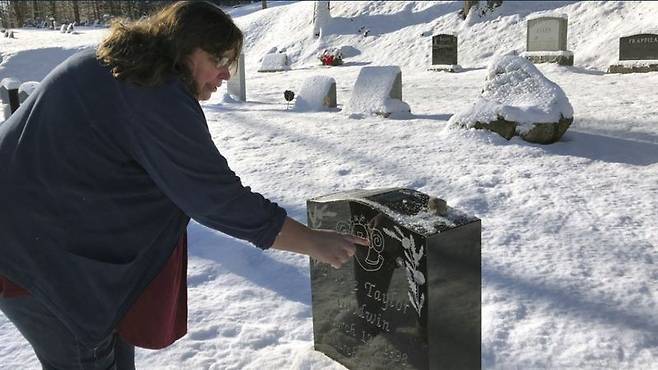 펜타닐 및 동물진정제 자일라진 과다복용으로 숨진 미국인 묘비/사진=연합뉴스