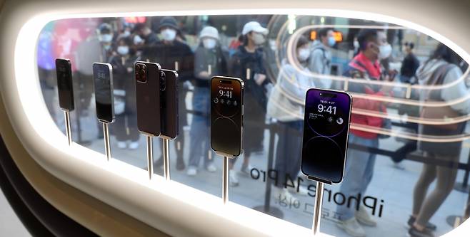 서울 중구 명동 애플스토어 전시된 아이폰14 [이상섭 기자]